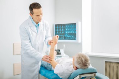 Güzel profesyonel doktor hasta kolunu yetiştirme