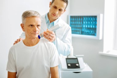 İyi yaşlı adam bir terapist ziyaret