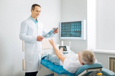 İyi yaşlı adam elini germe