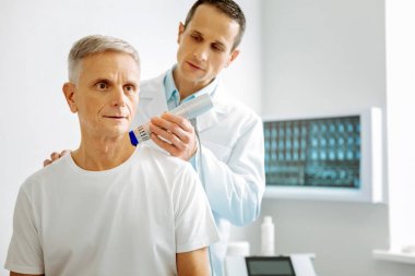 Ciddi güzel hasta muayene ediliyor