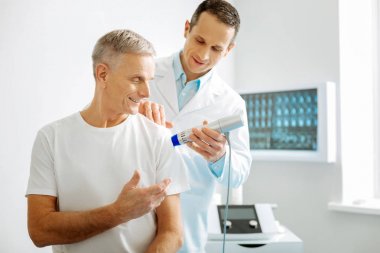 Güzel profesyonel terapist onun hastaların sağlığını denetleme