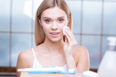 Genç ve güzel kadın makyaj cildi--dan kaldırma