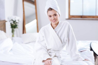 Hoş kadın yatakta poz bornoz