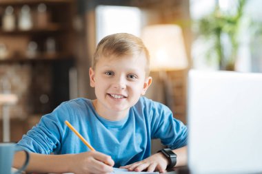 Sana bakarken mutlu mutlu çocuk