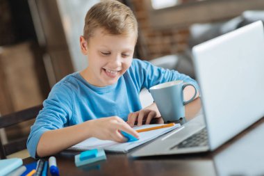 Vurgulayıcı kullanarak pozitif akıllı çocuk