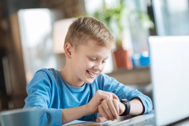 Zaman kontrol mutlu güzel çocuk