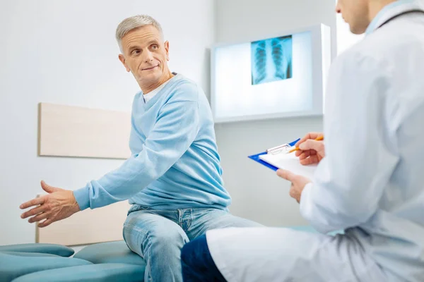 Seniorin beim Arztbesuch begeistert — Stockfoto