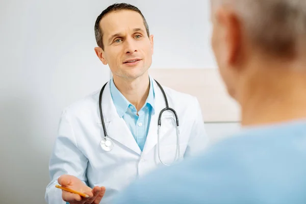 Bom médico masculino explicando o diagnóstico — Fotografia de Stock