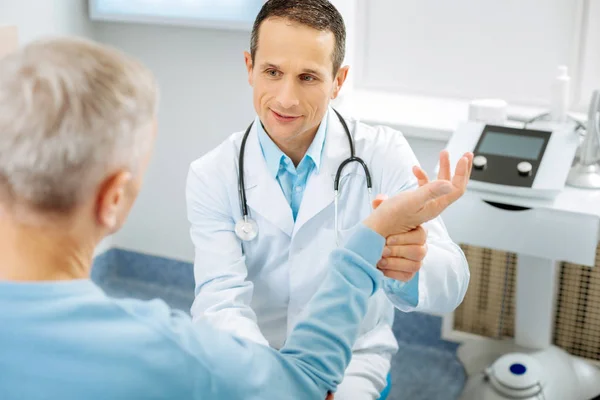 Netter positiver Arzt im Gespräch mit dem Patienten — Stockfoto