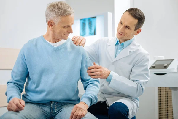 Hoş güzel adam koluna bakan