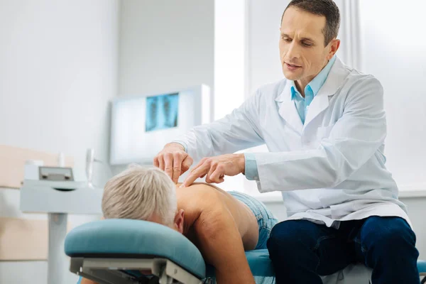 Akıllı profesyonel doktor omurga kontrol — Stok fotoğraf