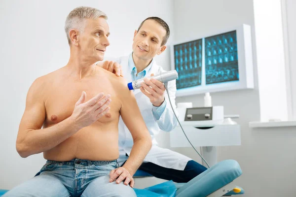 Hombre de edad agradable siendo examinado en el hospital —  Fotos de Stock