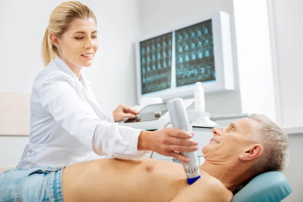 Professionale abile medico utilizzando un dispositivo a ultrasuoni — Foto Stock