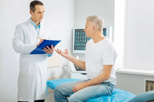 Bom médico atencioso ouvir seu paciente — Fotografia de Stock