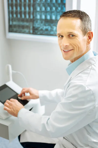 Radiologista bonito alegre trabalhando — Fotografia de Stock