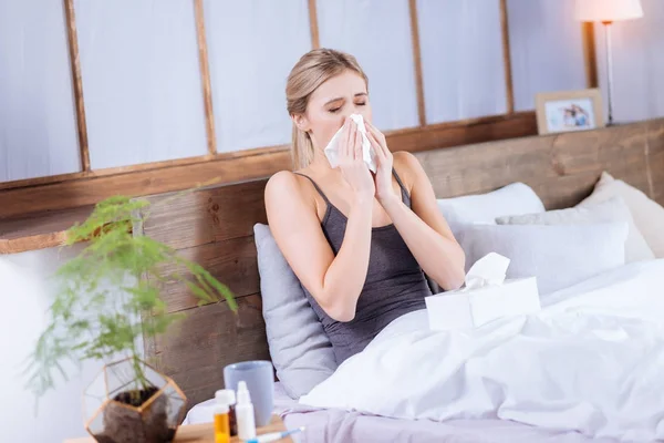 Enfermo yougn mujer descansando en cama — Foto de Stock