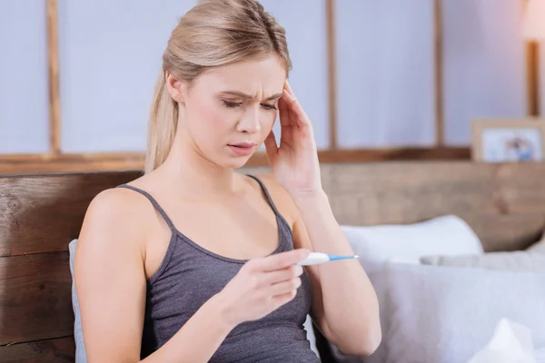 Malade jeune femme souffrant de fièvre au lit — Photo