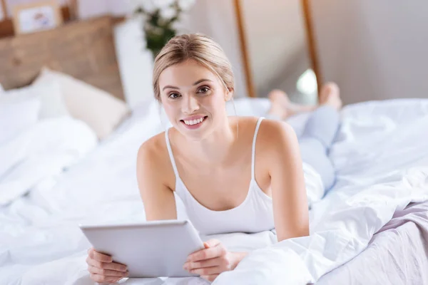 Joven alegre revisando las redes sociales en la tableta — Foto de Stock