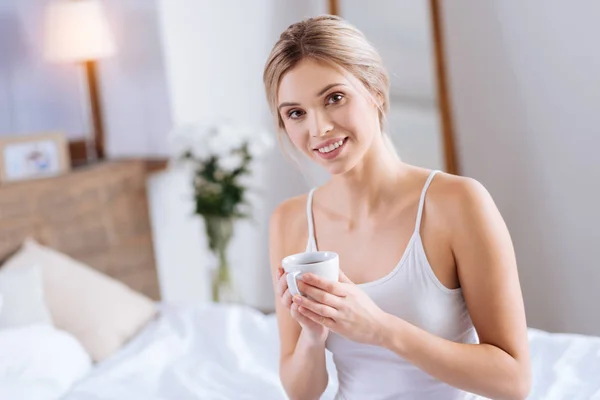 Mujer encantadora posando con una taza de té — Foto de Stock