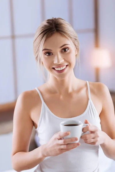 Ritratto di donna snella felice in posa con una tazza di caffè — Foto Stock