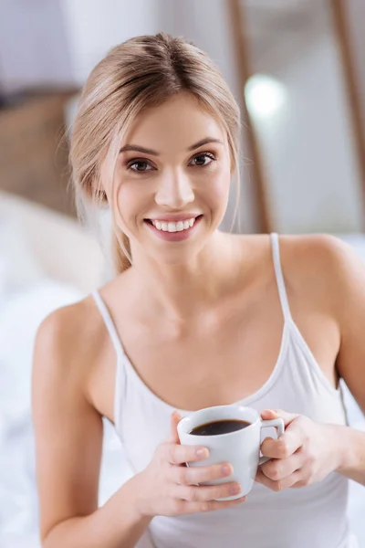 Portret van lachende vrouw met een kopje koffie — Stockfoto
