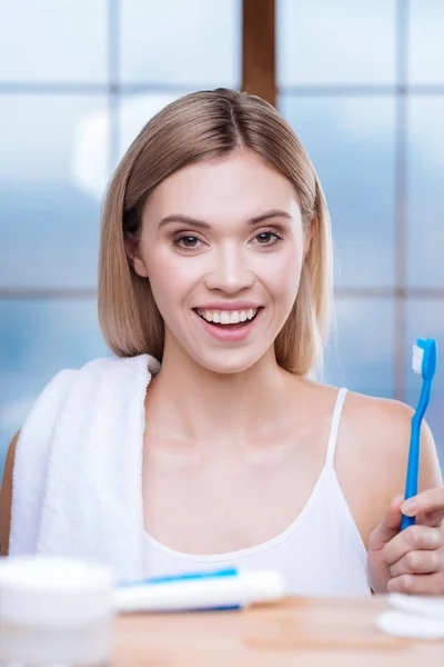 Jovem otimista posando com uma escova de dentes — Fotografia de Stock