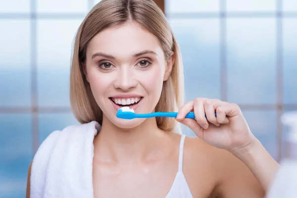 Mujer joven bonita cepillándose los dientes por la mañana — Foto de Stock