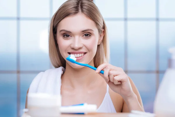 Upbeat ung kvinna borsta hennes tänder — Stockfoto