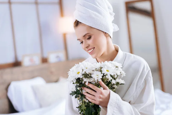 Happy young woman holding bouquet of flowers — Stock Photo, Image