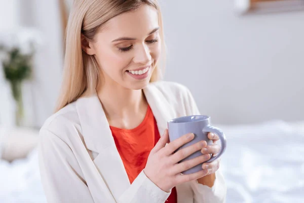 Delicaat mooie vrouw cupping koffiemok in haar handen — Stockfoto
