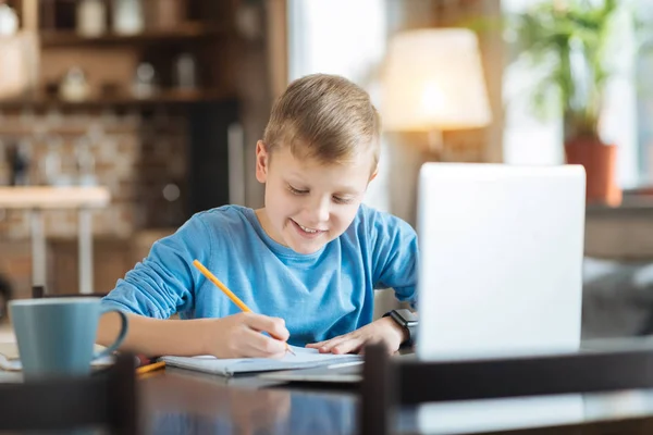Pozitív Szúró fiú csinál házi feladatát — Stock Fotó