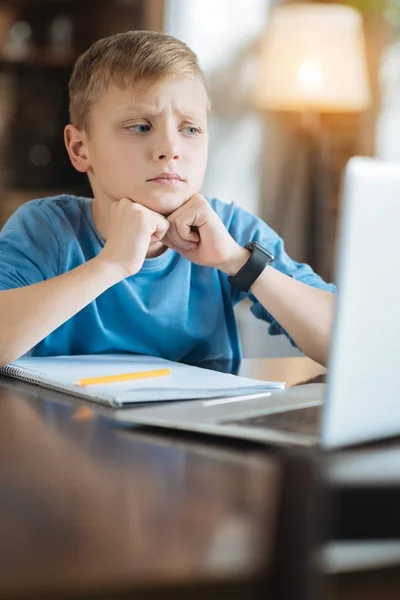 Hezký přemýšlivý kluk dělal domácí úkol — Stock fotografie