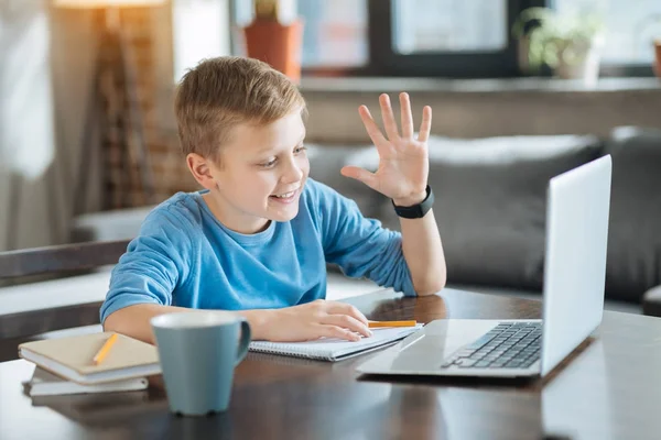 Dizüstü bilgisayar ekranına bakarak çok mutlu mutlu çocuk — Stok fotoğraf