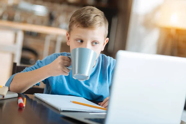 Positiver netter Junge beim Tee — Stockfoto