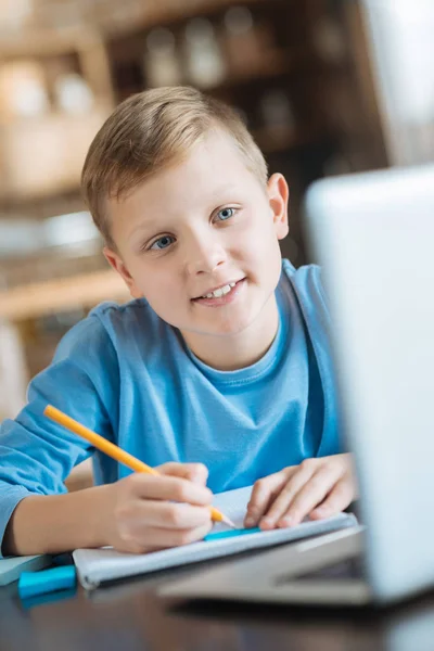 Glad trevlig pojke tittar på laptop skärmen — Stockfoto