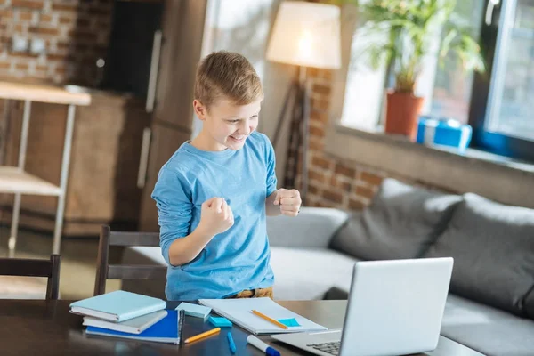 Vrolijke mooie jongen zeggen ja — Stockfoto