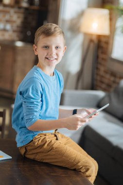 Size gülümseyen neşeli iyi çocuk