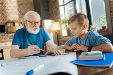 Bir cetvel holding ciddi yaşlı adam