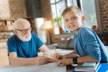 Neşeli iyi bir çocuk bir proje üzerinde çalışıyor