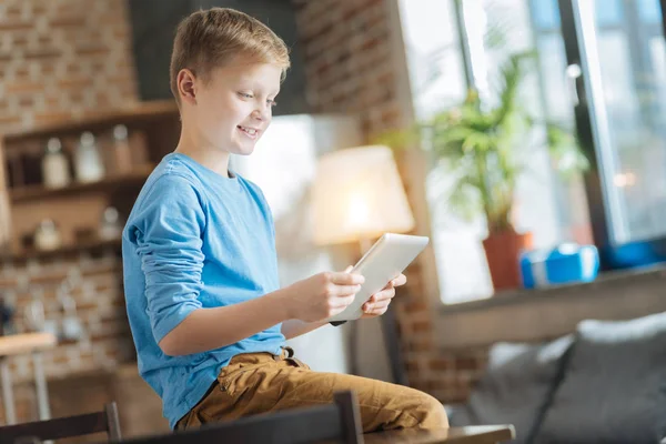 Θετική ευτυχισμένο αγόρι κοιτάζοντας την οθόνη του tablet — Φωτογραφία Αρχείου