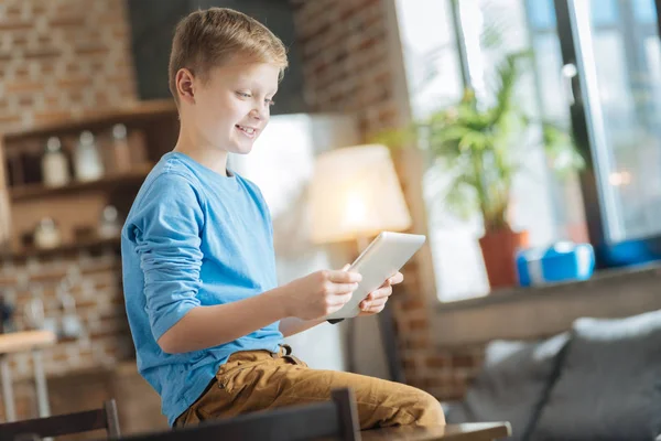Tablet ekrana bakarak olumlu mutlu çocuk