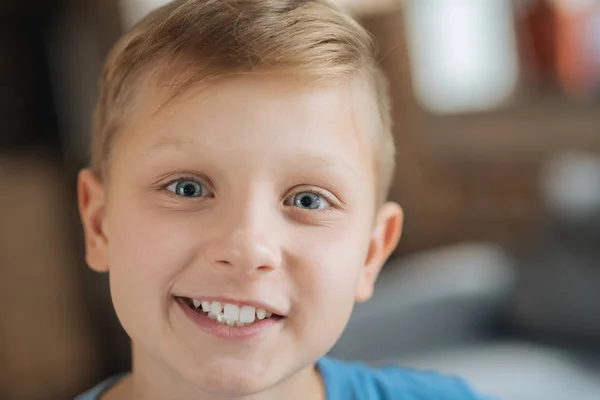 Portret van een gelukkig leuke jongen — Stockfoto