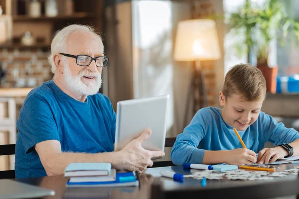 Feliz buen hombre usando una tableta — Foto de Stock