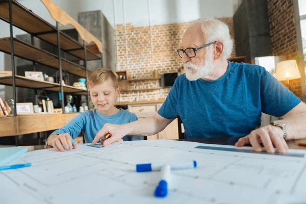 Позитивный профессиональный инженер помогает внуку — стоковое фото