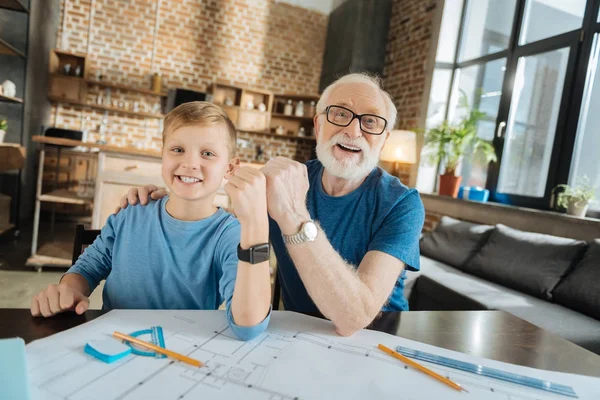 Deleitado buen abuelo y nieto siendo feliz —  Fotos de Stock