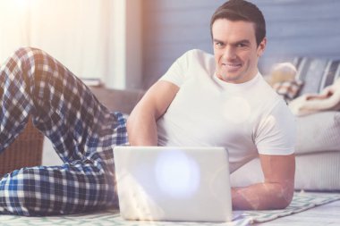 Büyüleyici adam üretken bir sabah