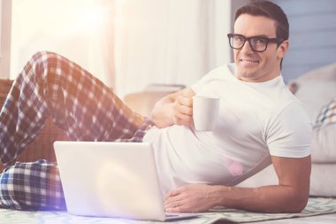 Sabah kahve içme rahat iş adamı