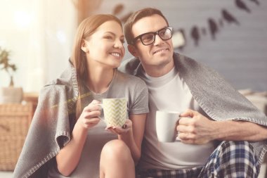 İki genç insanlar hafta sonu planlama sevgi dolu