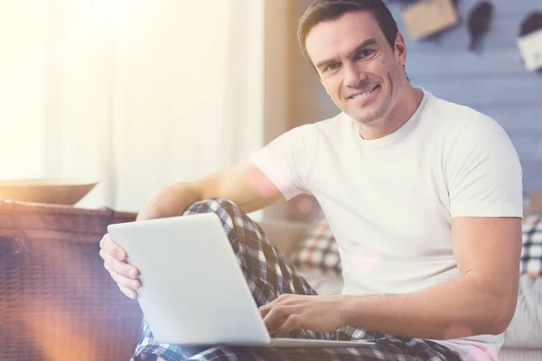 Produktiver junger Mann mit einem schönen Morgen — Stockfoto