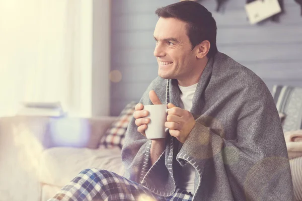 Entspannter heller Kerl genießt gemütlichen Morgen — Stockfoto